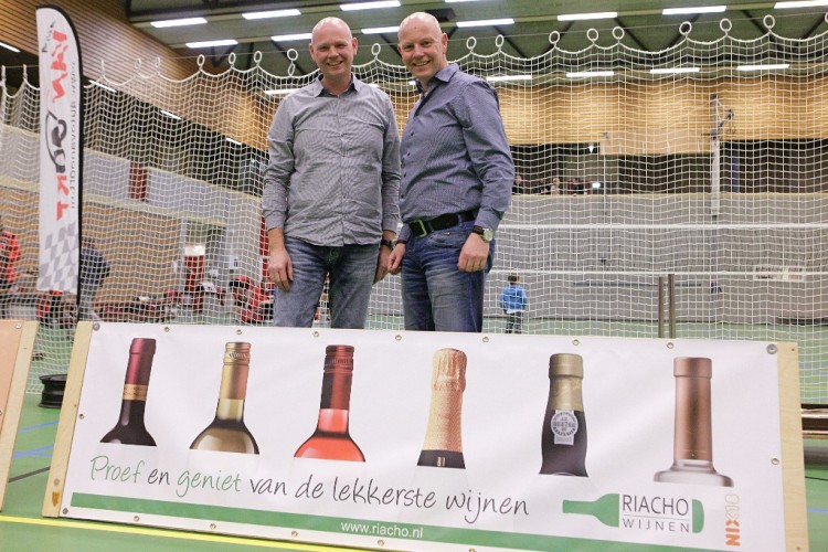 Eetcafe het Schilderij en Riacho wijnen Nieuwe sponsoren bij Auto van Oort-Rebelle